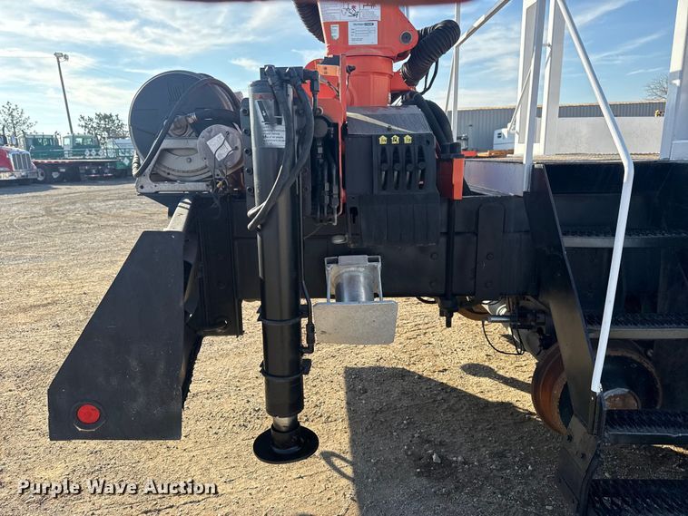 image for item EG1915 2010 International 7500 crane truck