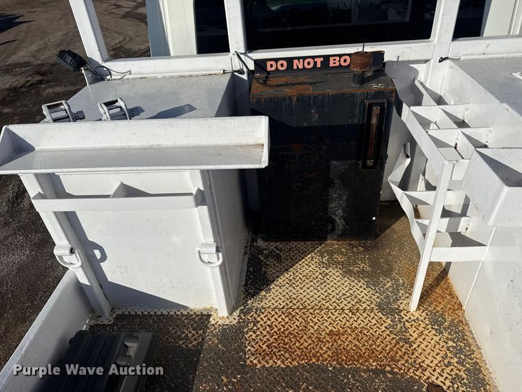 image for item EG1915 2010 International 7500 crane truck