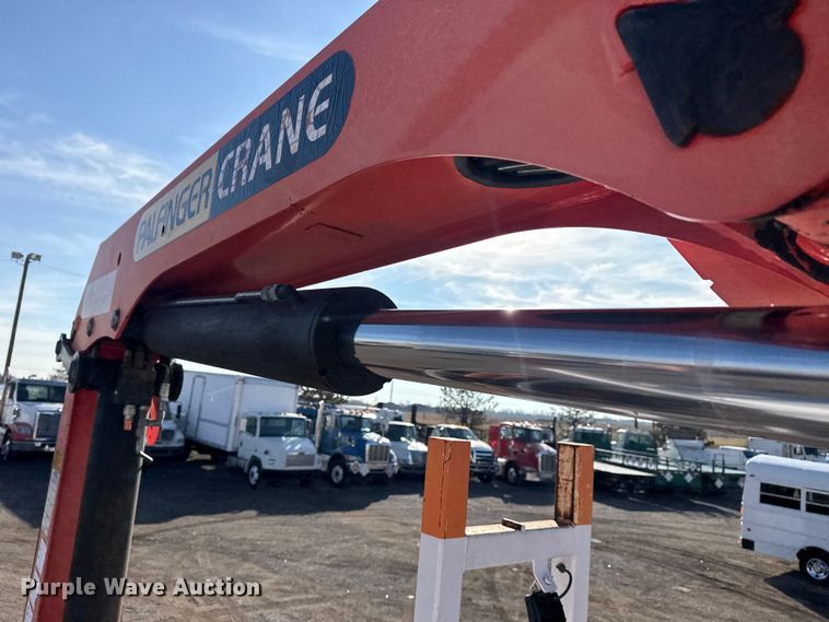 image for item EG1915 2010 International 7500 crane truck