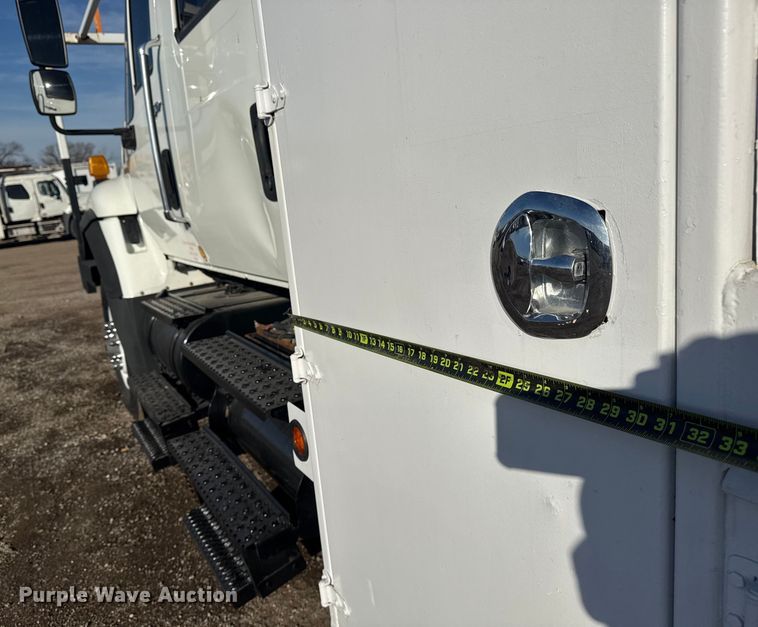 image for item EG1915 2010 International 7500 crane truck