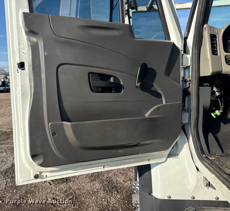 image for item EG1915 2010 International 7500 crane truck