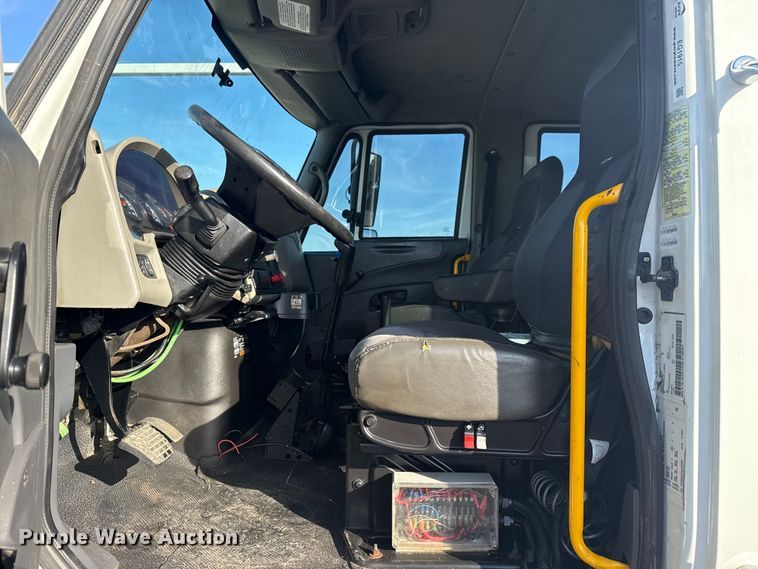 image for item EG1915 2010 International 7500 crane truck