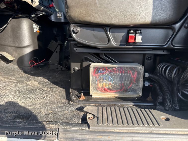 image for item EG1915 2010 International 7500 crane truck