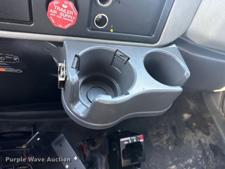 image for item EG1915 2010 International 7500 crane truck