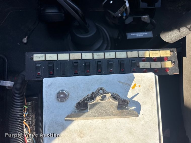 image for item EG1915 2010 International 7500 crane truck