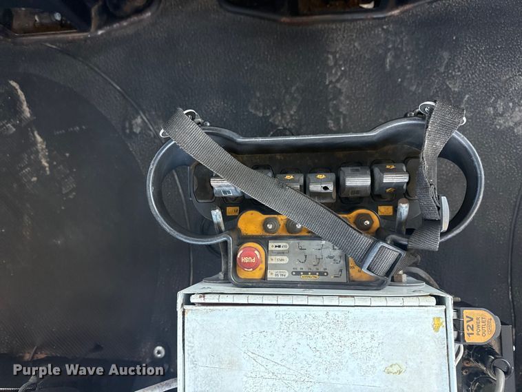 image for item EG1915 2010 International 7500 crane truck