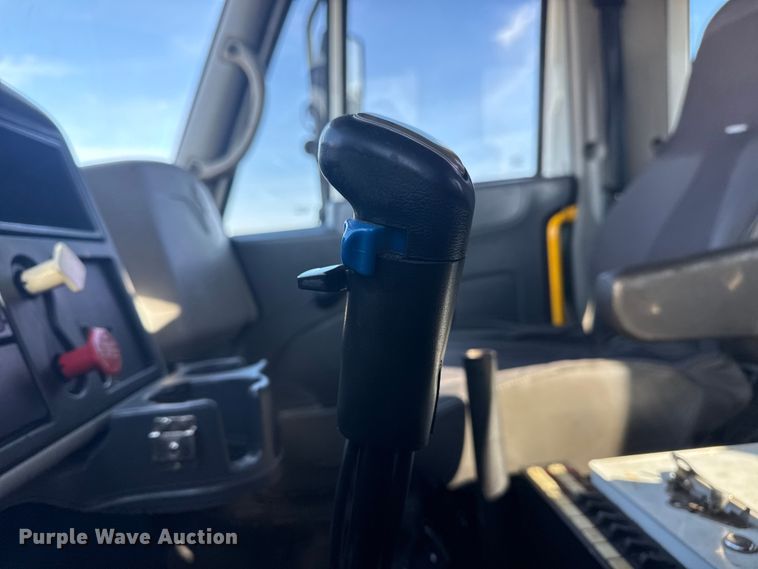 image for item EG1915 2010 International 7500 crane truck