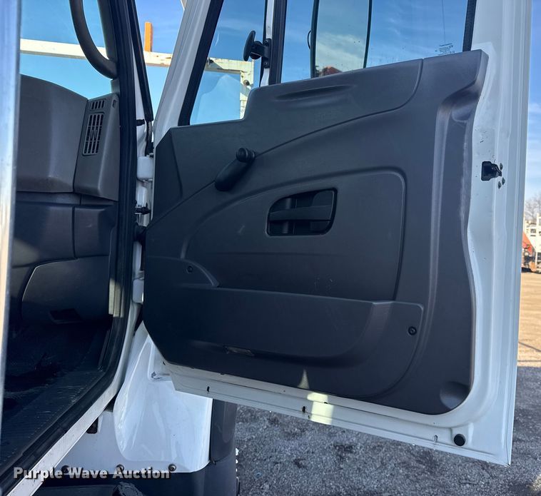 image for item EG1915 2010 International 7500 crane truck