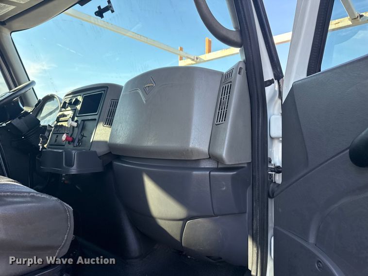 image for item EG1915 2010 International 7500 crane truck