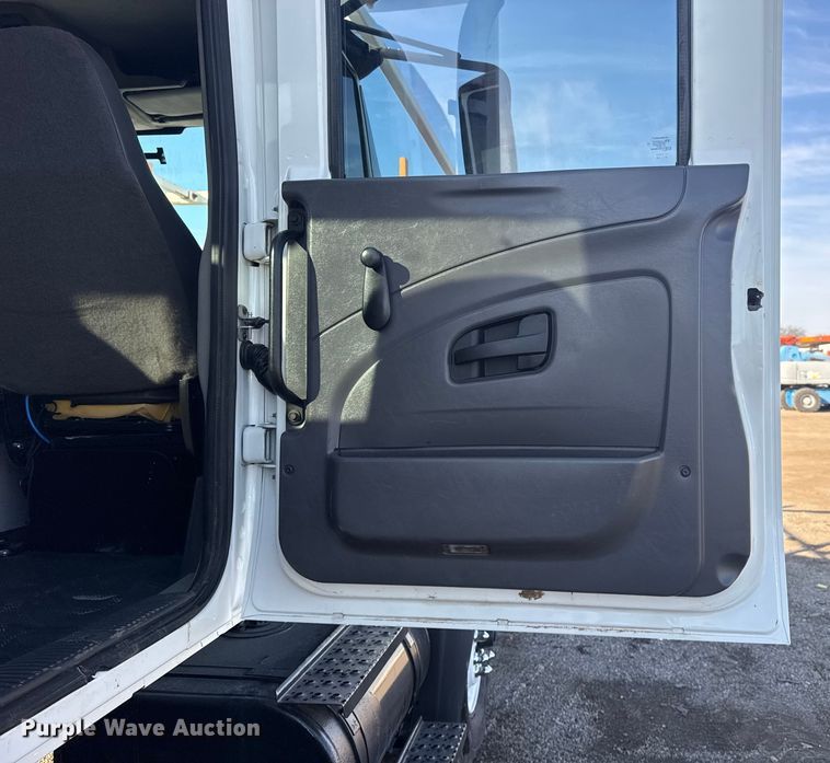 image for item EG1915 2010 International 7500 crane truck