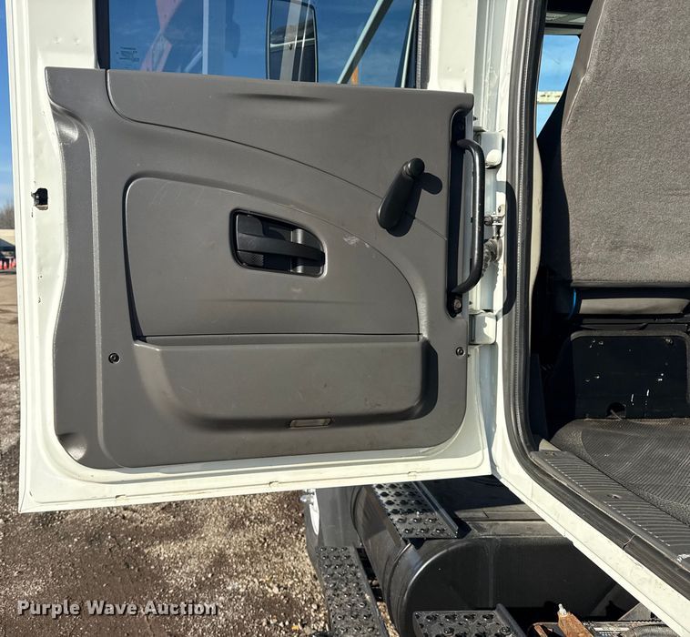 image for item EG1915 2010 International 7500 crane truck