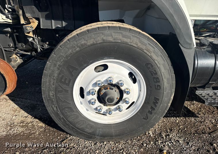 image for item EG1915 2010 International 7500 crane truck