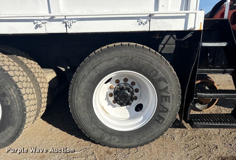 image for item EG1915 2010 International 7500 crane truck