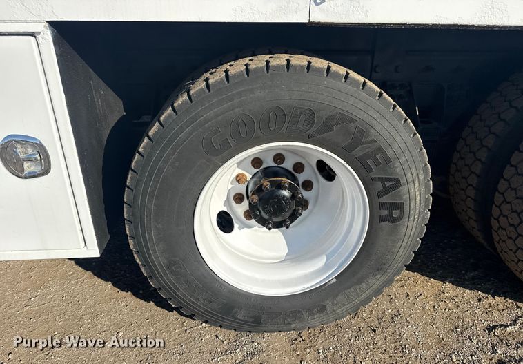 image for item EG1915 2010 International 7500 crane truck