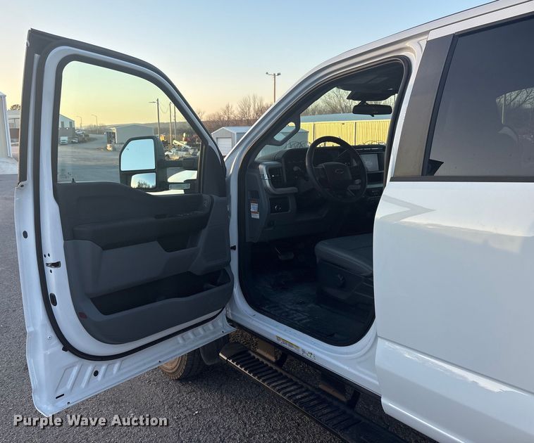 image for item EG8327 2023 Ford F550 XL Crew Cab utility / service truck