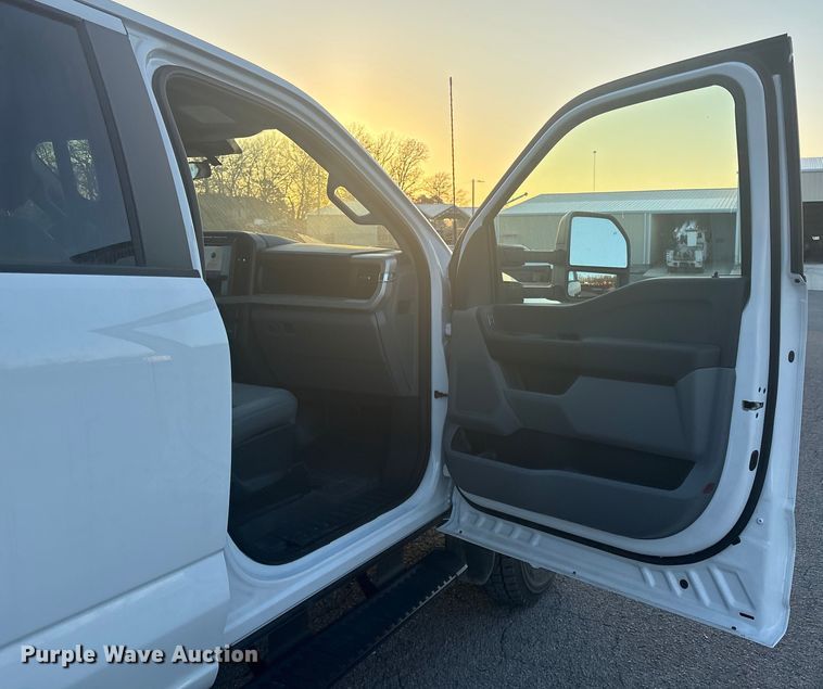 image for item EG8327 2023 Ford F550 XL Crew Cab utility / service truck