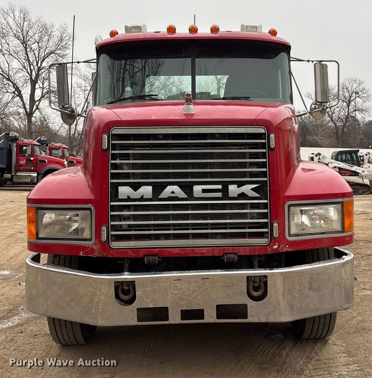 image for item EI5677 2000 Mack CH600 semi truck