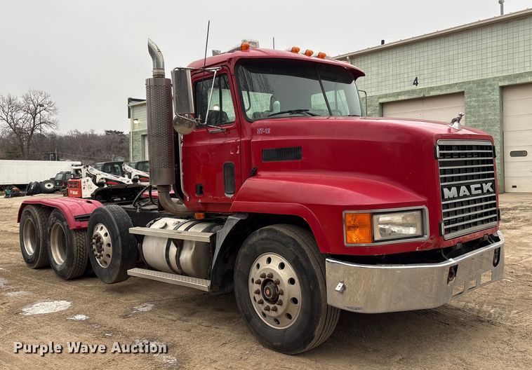 image for item EI5677 2000 Mack CH600 semi truck
