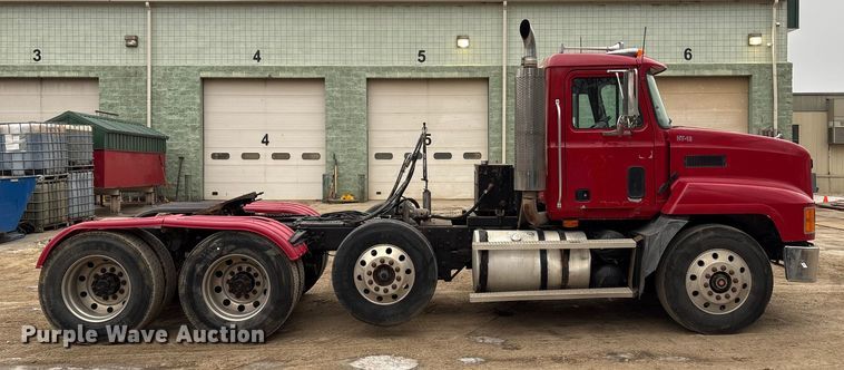 image for item EI5677 2000 Mack CH600 semi truck