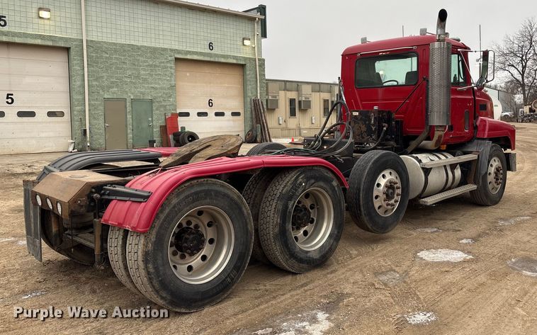 image for item EI5677 2000 Mack CH600 semi truck