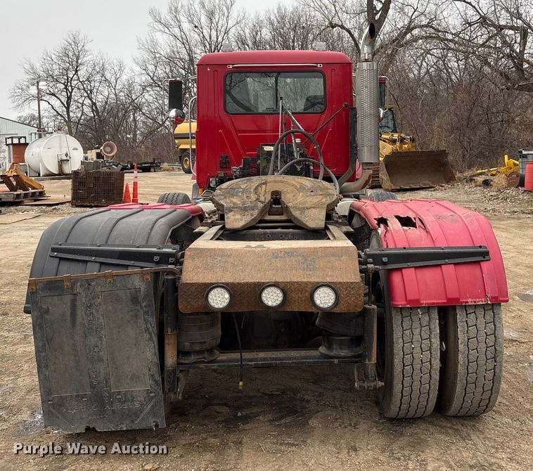 image for item EI5677 2000 Mack CH600 semi truck