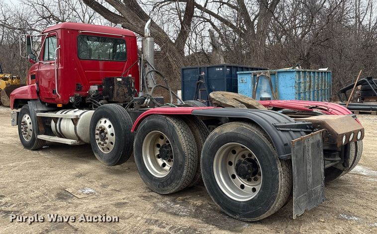 image for item EI5677 2000 Mack CH600 semi truck