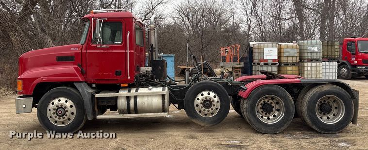 image for item EI5677 2000 Mack CH600 semi truck