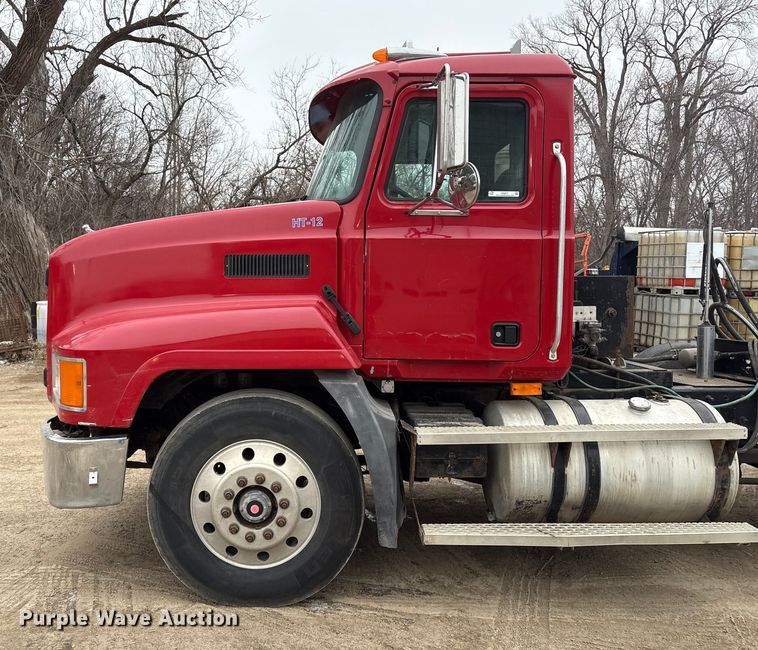 image for item EI5677 2000 Mack CH600 semi truck