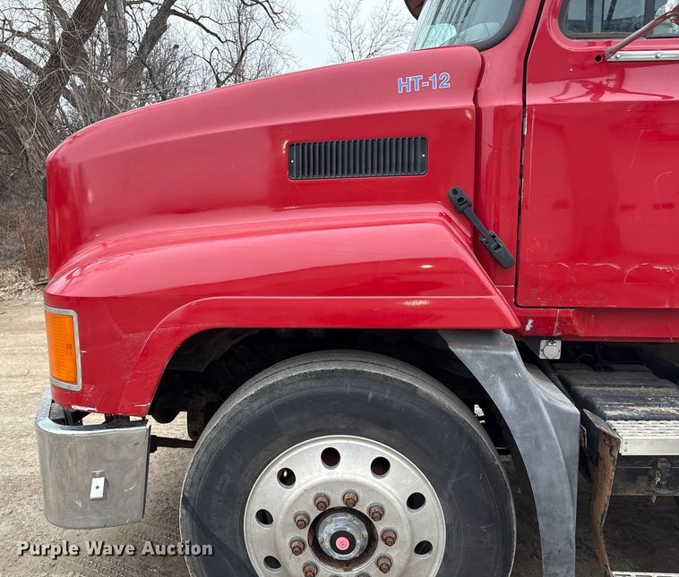 image for item EI5677 2000 Mack CH600 semi truck