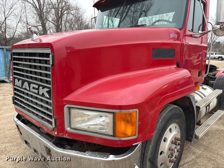 image for item EI5677 2000 Mack CH600 semi truck