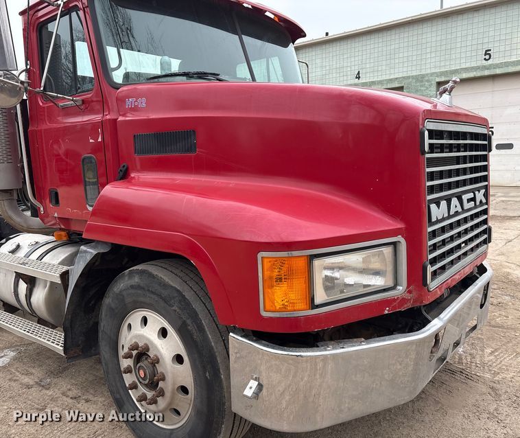 image for item EI5677 2000 Mack CH600 semi truck