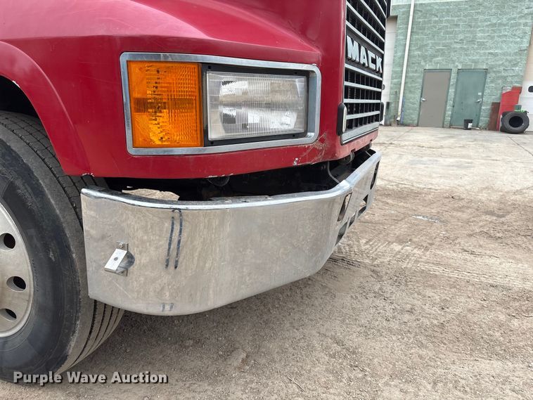 image for item EI5677 2000 Mack CH600 semi truck