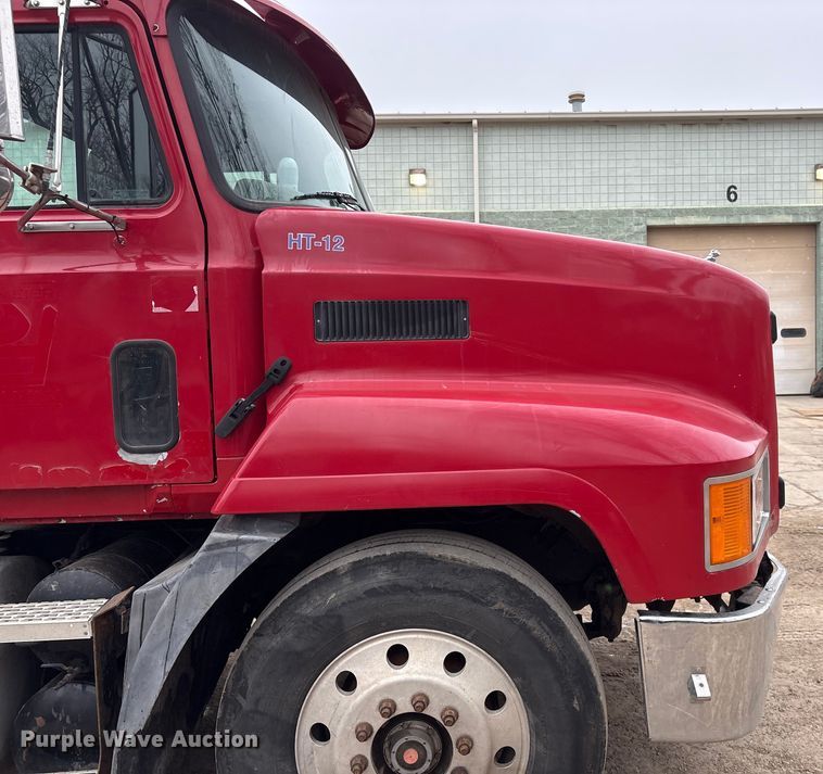 image for item EI5677 2000 Mack CH600 semi truck