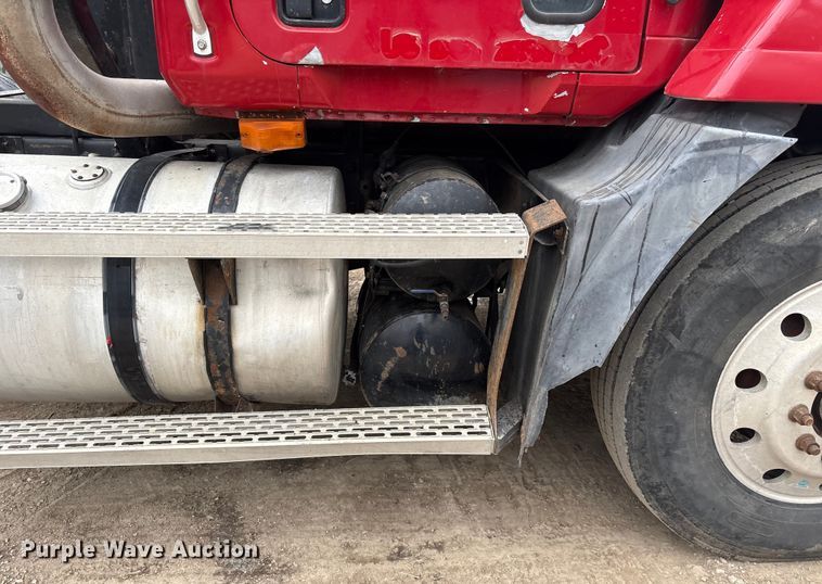 image for item EI5677 2000 Mack CH600 semi truck