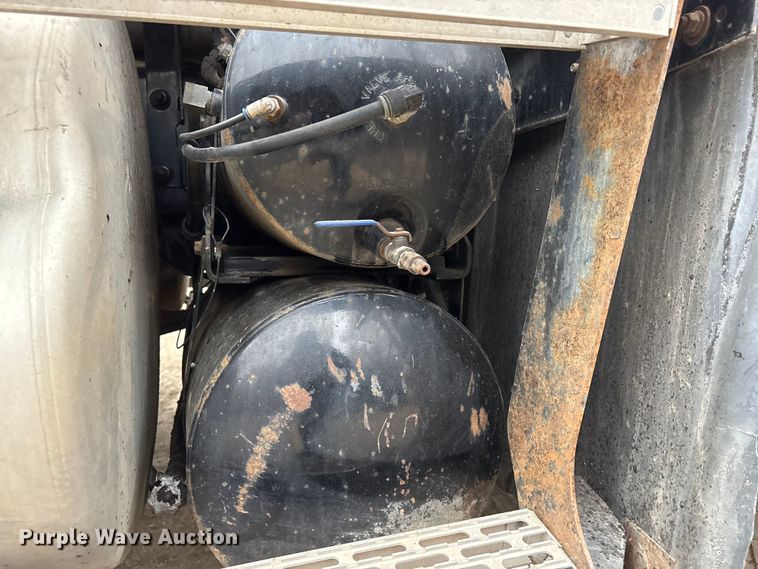 image for item EI5677 2000 Mack CH600 semi truck