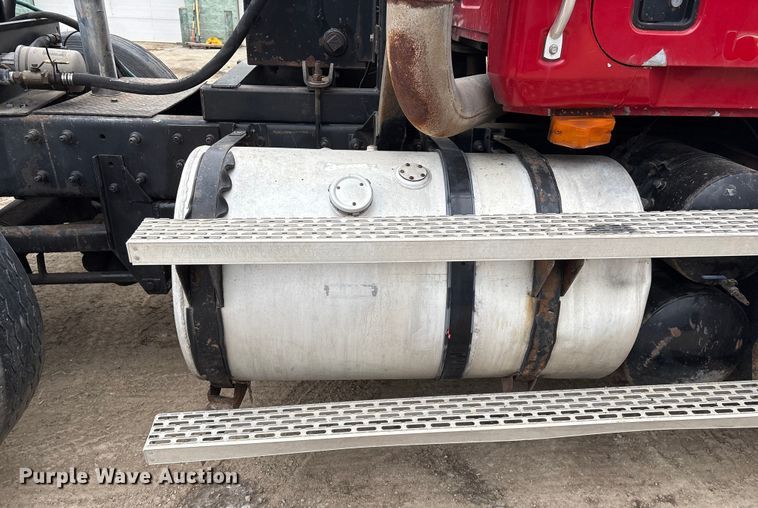 image for item EI5677 2000 Mack CH600 semi truck