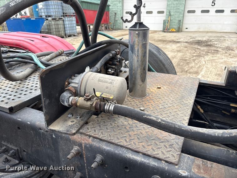 image for item EI5677 2000 Mack CH600 semi truck