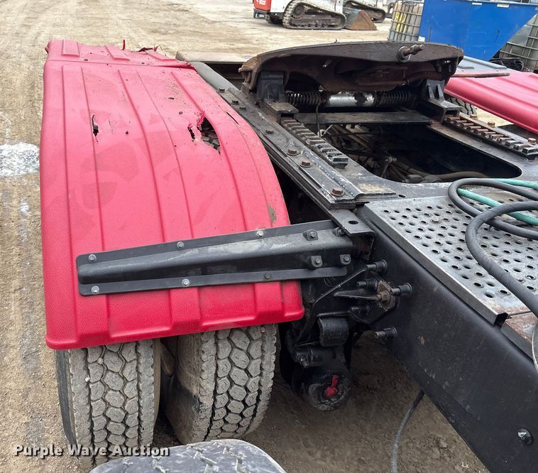 image for item EI5677 2000 Mack CH600 semi truck