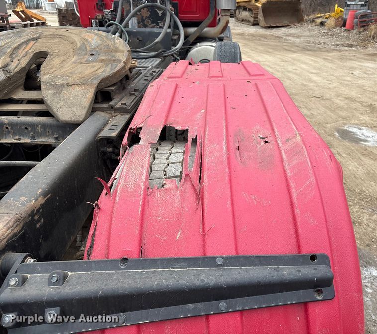 image for item EI5677 2000 Mack CH600 semi truck