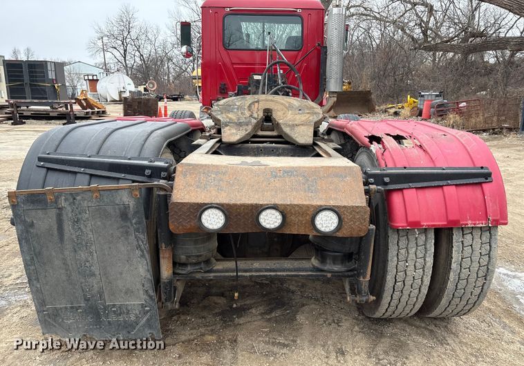 image for item EI5677 2000 Mack CH600 semi truck