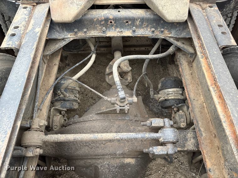 image for item EI5677 2000 Mack CH600 semi truck