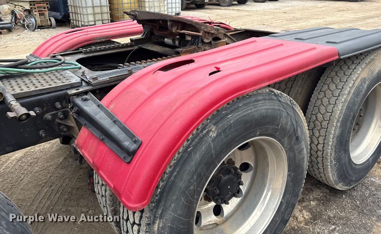 image for item EI5677 2000 Mack CH600 semi truck