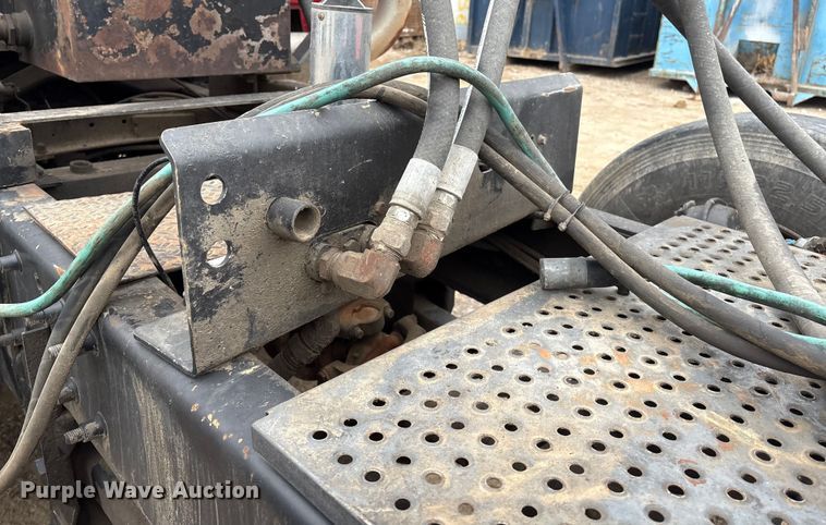 image for item EI5677 2000 Mack CH600 semi truck