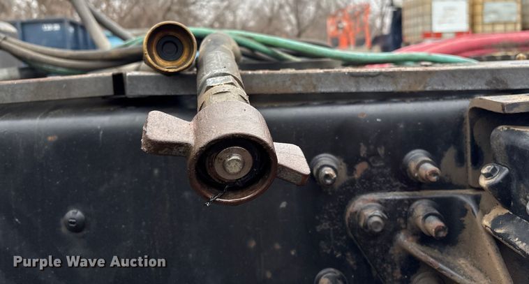 image for item EI5677 2000 Mack CH600 semi truck