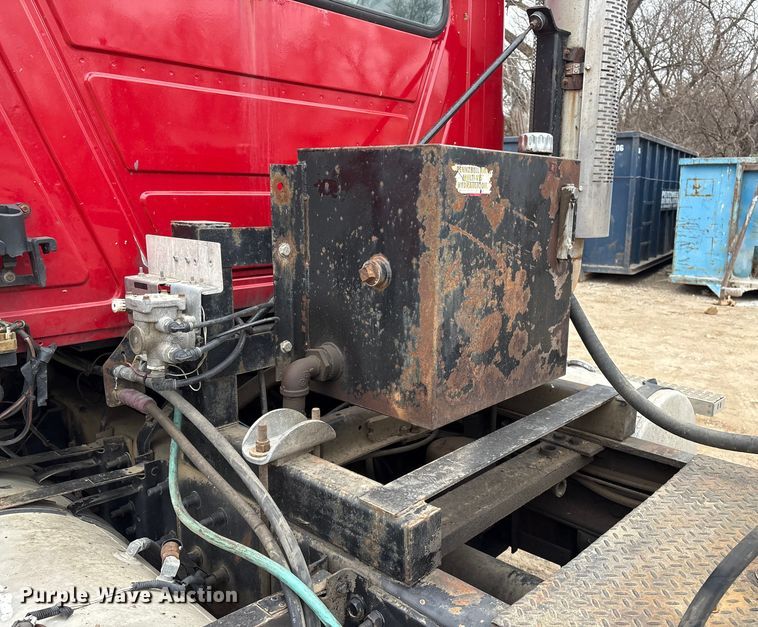 image for item EI5677 2000 Mack CH600 semi truck