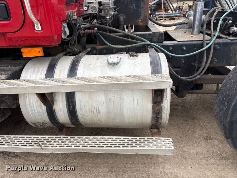 image for item EI5677 2000 Mack CH600 semi truck