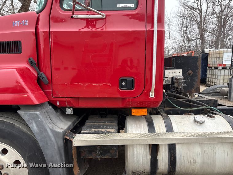 image for item EI5677 2000 Mack CH600 semi truck