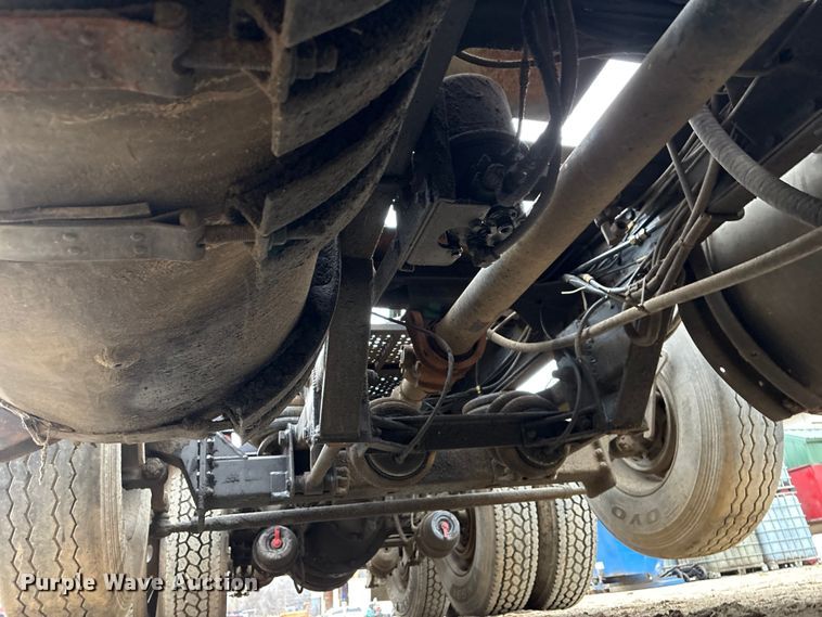 image for item EI5677 2000 Mack CH600 semi truck