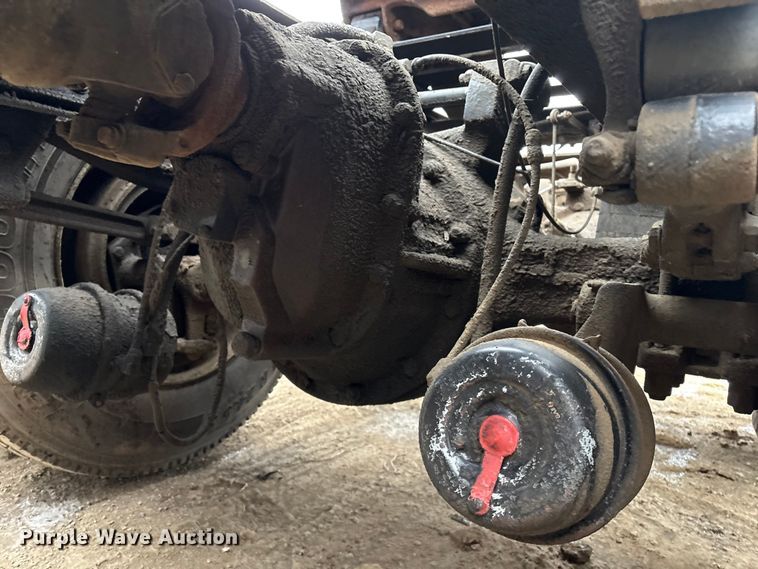 image for item EI5677 2000 Mack CH600 semi truck