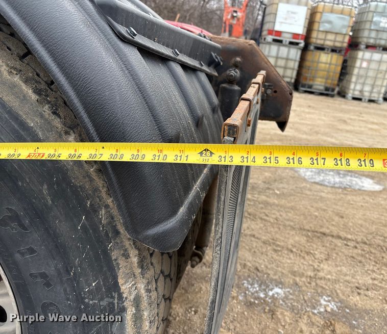 image for item EI5677 2000 Mack CH600 semi truck